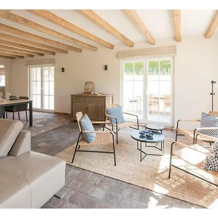 בית נופש In With Swimming Pool