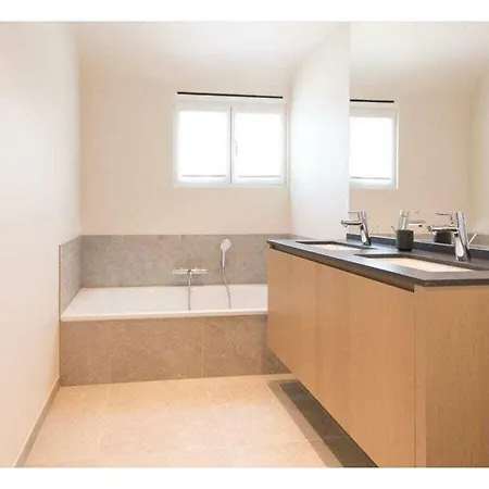 בית נופש In With Swimming Pool *